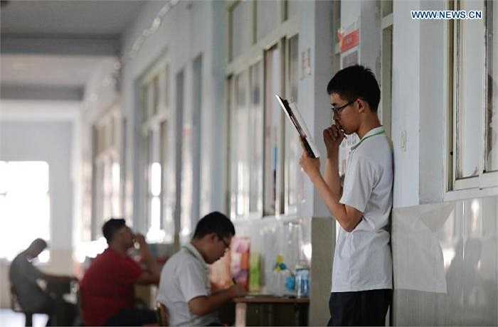 Việc có được tấm vé vào cánh cổng đại học luôn là khao khát của mọi phụ huynh và học sinh tại Trung Quốc.