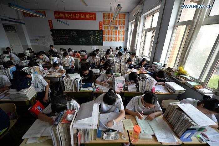 Quang cảnh tại một lớp học ở trường Đình Hài khi kỳ thi đại học đang cận kề.