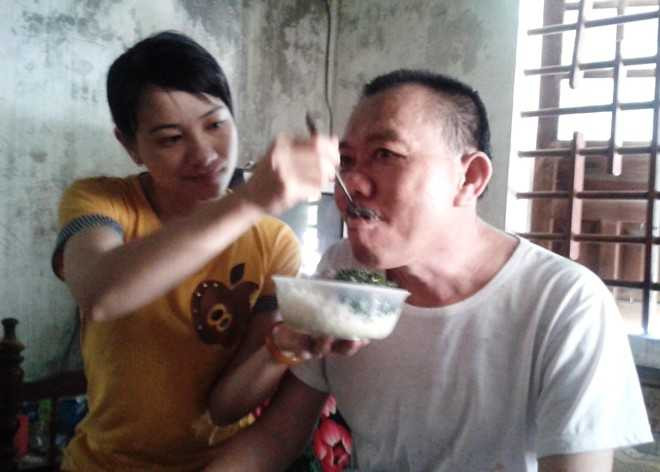 Chị Mận (vợ anh Đăng) bón cơm cho bố chồng.