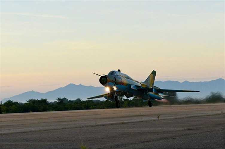 Các ban bay đều được tổ chức chặt chẽ nghiêm túc đúng quy trình, đến nay Trung đoàn đã đạt và vượt chỉ tiêu huấn luyện bay, bảo đảm an toàn tuyệt đối. Trong ảnh: Chuyến bay khí tượng đầu tiên do cán bộ chỉ huy thực hiện từ rất sớm. 