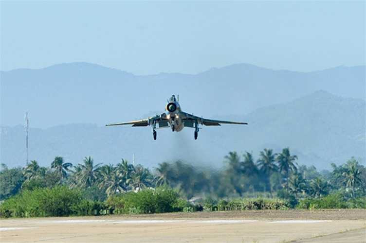 Hạ độ cao chuẩn bị tiếp đất. 