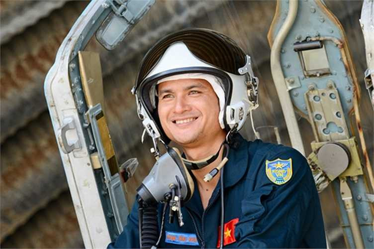 Niềm vui của phi công sau chuyến bay an toàn thắng lợi. 