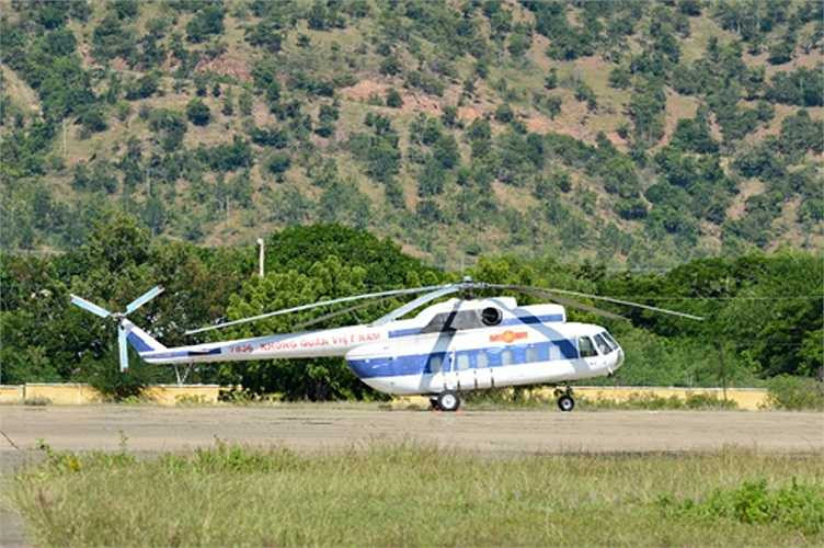 Máy bay trực thăng trực sẵn sàng làm nhiệm vụ. 