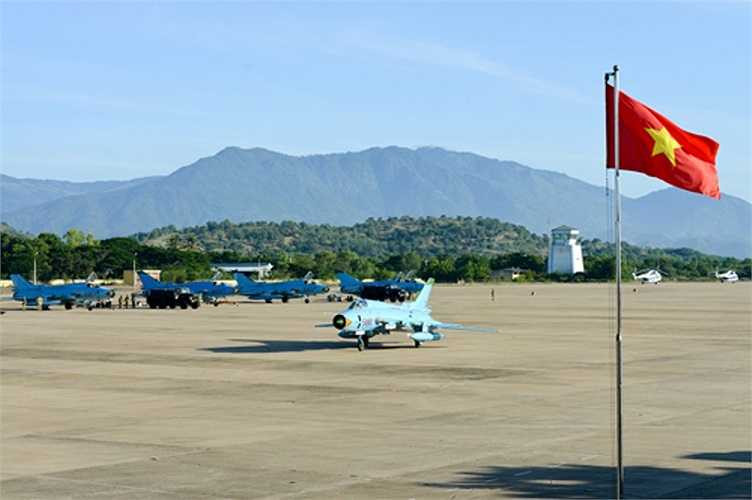 Máy bay di chuyển ra đường băng. 