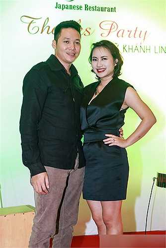 Cả hai không ngại tỏ ra rất thân mật trước ống kính.