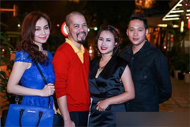 Hai người hết sức tình cảm trước bạn bè