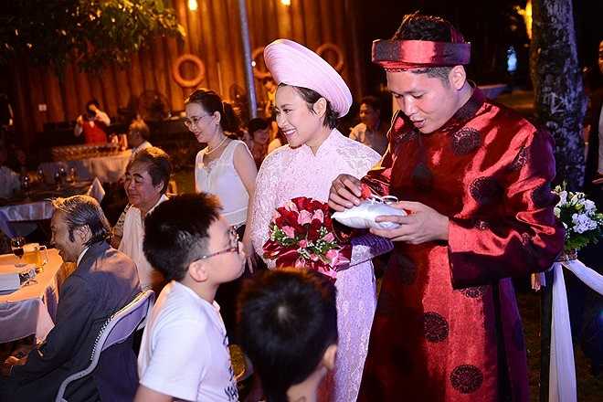 Đám cưới được tổ chức ở khuôn viên ngoài trời tại Long Biên, Hà Nội. 