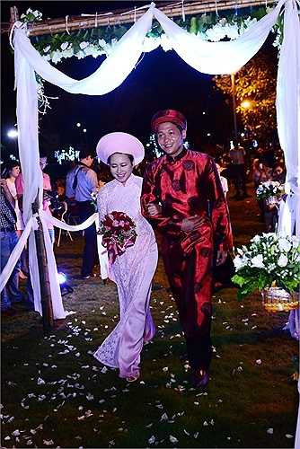 Cô diện chiếc áo dài màu hồng phấn của nhà thiết kế Đức Hùng. Chồng sắp cưới của Khánh Linh là người luôn sánh bước cùng cô trong các sự kiện giải trí từ giữa năm ngoái. 