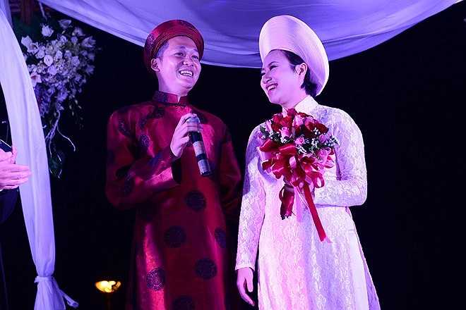 Khánh Linh hạnh phúc tiết lộ: 'Hai chúng tôi quen nhau từ lâu. Anh ấy là một người nhẹ nhàng, sâu sắc, hơn tôi một tuổi, vừa đủ chững chạc.'