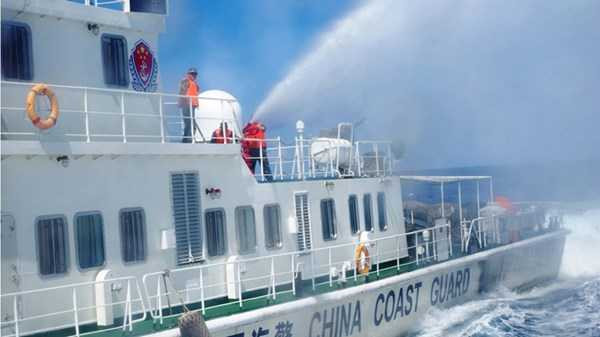 Họ đã trở mặt, hung hãn tấn công xịt vòi rồng vào những tàu chấp pháp của Việt Nam ảnh: Nguyễn Huy