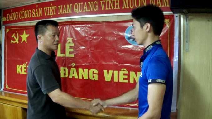 Lê Văn Bình (phải) trong buổi kết nạp Đảng trên biển Hoàng Sa - Ảnh: V.Sự