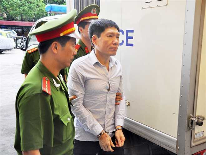 Bị cáo Dương Tự Trọng được đưa đến phiên tòa