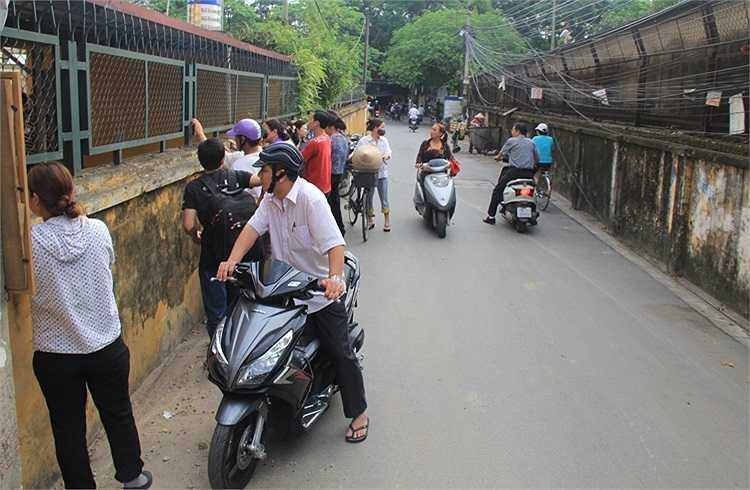 Người dân theo dõi phiên tòa từ phía ngoài