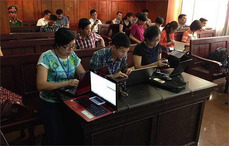 Nhiều cơ quan báo chí tham gia đưa tin về phiên xét xử.