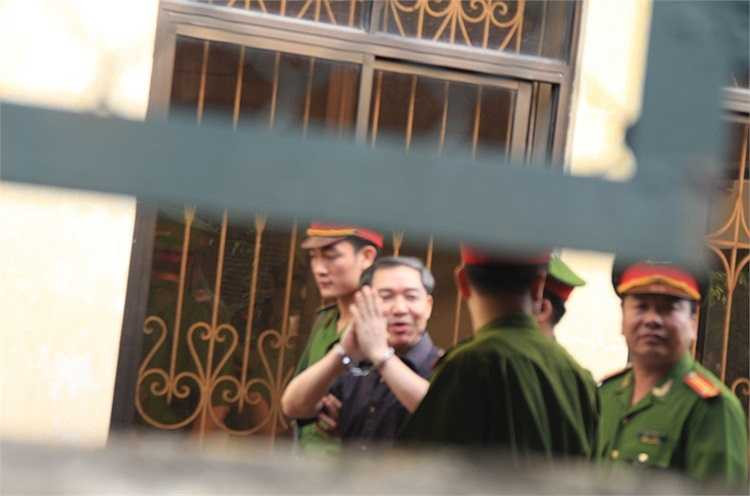 Dương Chí Dũng vẫy tay chào người thân