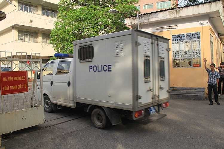 Xe đưa các bị cáo đến tòa trước đó