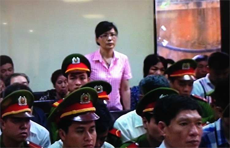 Vợ bị cáo Dương Tự Trọng có mặt tại phiên tòa.