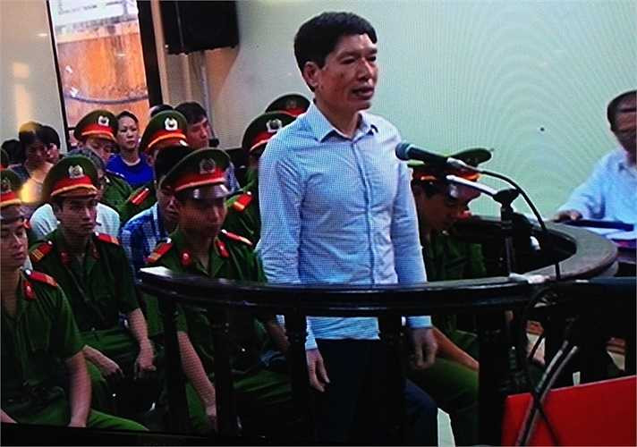 Bị cáo Dương Tự Trọng trước vành móng ngựa