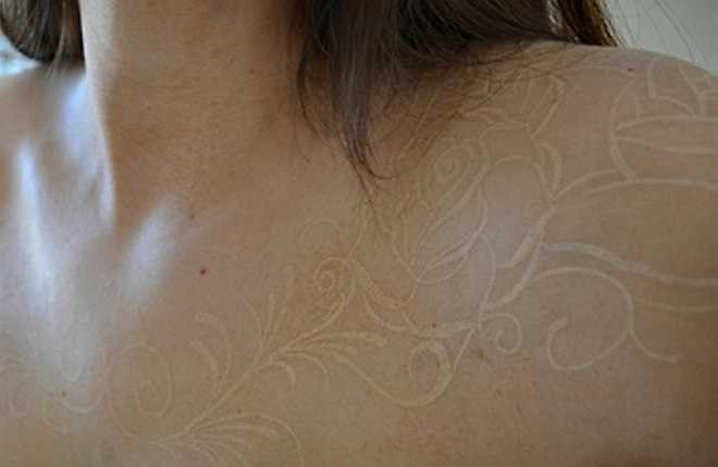 Trào lưu xăm trắng được thực hiện giống như các dạng thông thường, chỉ có điều thay vì mực đen hay nhiều màu, kiểu xăm này chỉ sử dung duy nhất một màu trắng.