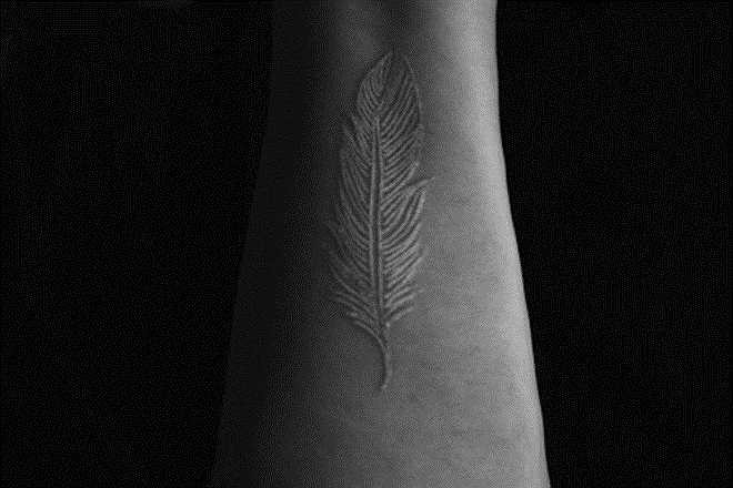 Xăm trắng có vẻ na ná như xăm sữa nhưng được đánh giá là an toàn hơn nhiều.