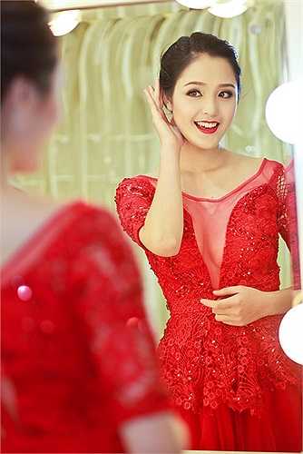 Hoàng Anh đoạt danh hiệu Á hậu 2 tại cuộc thi Hoa hậu Việt Nam 2012.