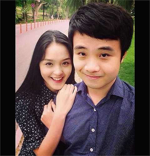 Á hậu Hoàng Anh mới đầu tháng 5 đã chia sẻ hình ảnh của cô và bạn trai cùng lời viết kỉ niệm 5 tháng hẹn hò. Vẻ đẹp trai thư sinh của người yêu Hoàng Anh được nhiều cư dân mạng khen ngợi.