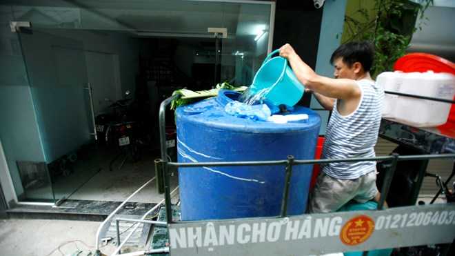 Người dân ngõ 54 đường Trung Văn đang phải mua nước sạch dùng hằng ngày. ảnh: như ý