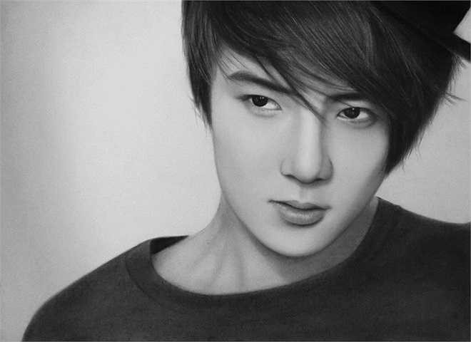 Bức tranh anh chàng ca sĩ Hàn Quốc Sehun được Phượng thử nghiệm bằng chất liệu bột đen. Trong mỗi hình ảnh, Phượng luôn muốn thử nghiệm cái mới nhưng vẽ chì vẫn luôn là cách đơn giản và tiện dụng nhất.