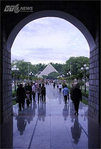 Nghĩa trang liệt sĩ A1 ở thành phố Điện Biên Phủ, chiều 6/5.