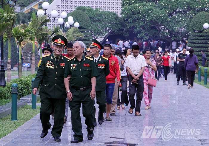 Hàng trăm đoàn cựu chiến binh, dân quân, đồng bào, chiến sĩ từ mọi miền đất nước đã trở về dâng hương tưởng nhớ các anh hùng liệt sĩ của chiến dịch Điện Biên Phủ lịch sử.