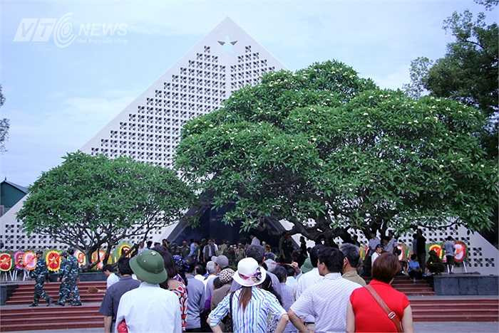 Các đoàn cựu chiến binh, đồng bào từ khắp nơi của tổ quốc về dâng hương.