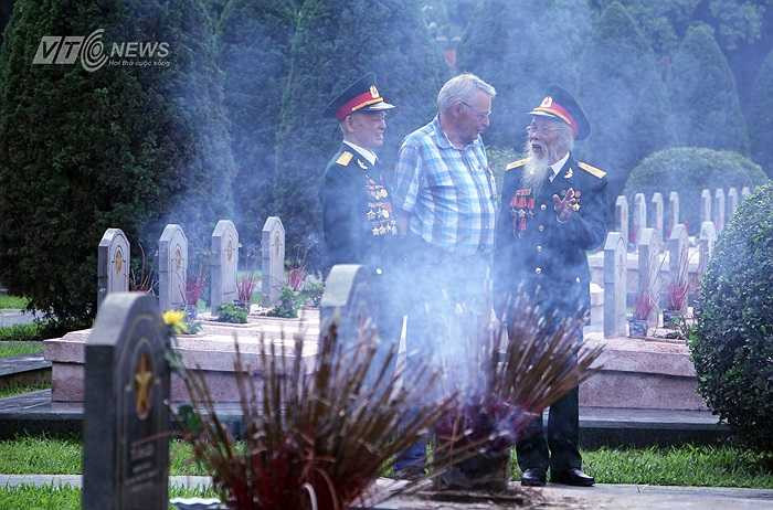 Một cuộc trò chuyện giữa những cựu chiến binh Việt Nam và một vị khách quốc tế.