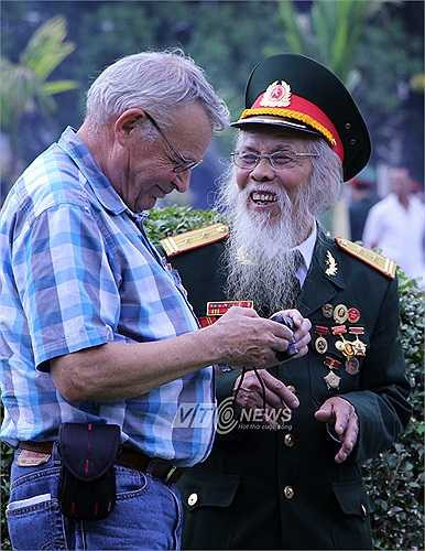 Dân tộc Việt Nam anh hùng đã chiến đấu và hy sinh vì một nền độc lập, góp phần xây dựng hòa bình cho thế giới.