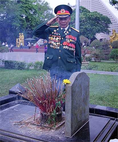 Đại tá Trương Thanh Bình, nguyên phó chủ nhiệm chính trị Quân khu 2, nguyên cán bộ pháo binh tham gia đánh trận mở màn ở cứ điểm Him Lam, chào anh hùng liệt sĩ Tô Vĩnh Diện.