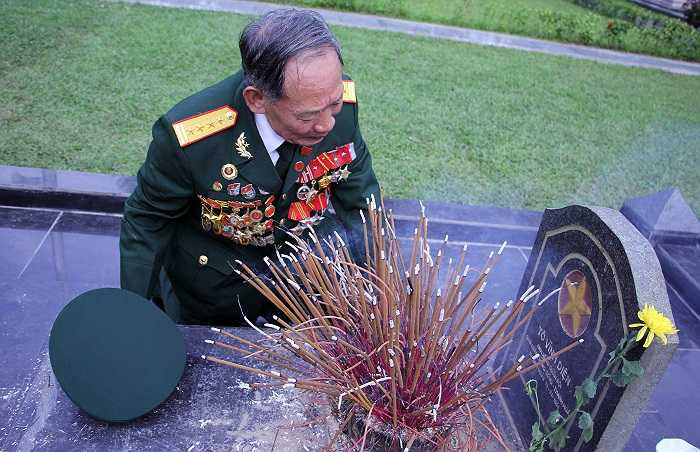 Sau đó, đại tá Trương Thanh Bình đã không cầm được nước mắt khi nhìn vào tấm bia khắc tên người đồng đội năm xưa.