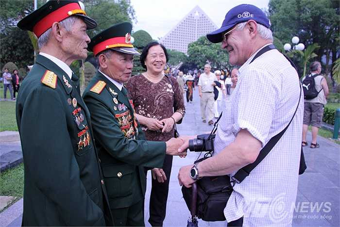 Khép lại quá khứ hướng tới tương lai. Một cuộc trò chuyện bằng tiếng Pháp giữa đại tá Trương Thanh Bình và một người Pháp có mặt tại nghĩa trang A1.