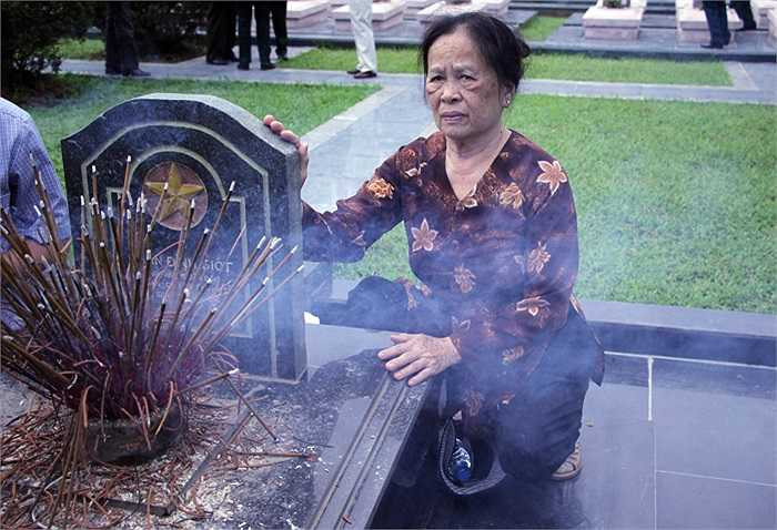 Bên mộ anh hùng liệt sĩ Phan Đình Giót