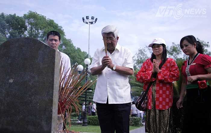 Ông Phạm Thế Duyệt, nguyên Bí thư Trung ương Đảng, nguyên Ủy viên Bộ Chính trị Ban Chấp hành Trung ương Đảng, nguyên Chủ tịch Ủy ban Trung ương Mặt trận Tổ quốc Việt Nam tới dâng hương tại nghĩa trang A1.