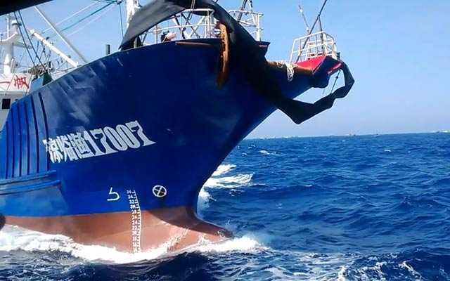 Tàu sắt số hiệu 17007 của Trung Quốc thường xuyên đâm va, uy hiếp tàu cá Việt Nam.