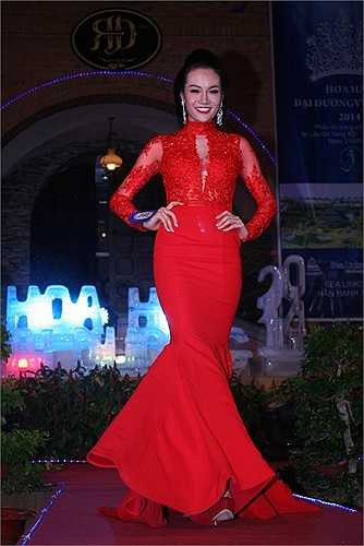 Thiết kế của chiếc đầm rất quan trọng, một số thí sinh chọn trang phục với màu rực rỡ nhưng thiết kế gây cảm giác 'ngộp'.