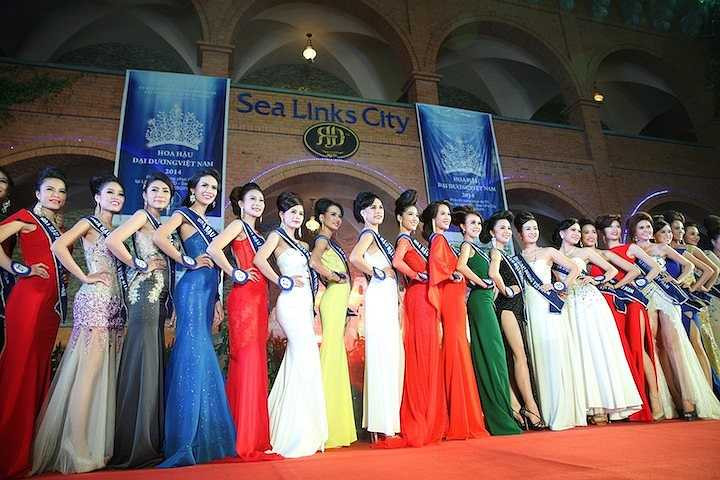 Các thí sinh ra chào khán giả.