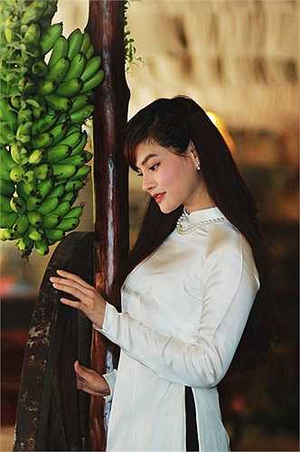 Cùng ngắm những hình ảnh đẹp của Vũ Thu Phương với tà áo dài giản dị:
