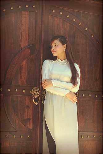 Hình ảnh cô trong tà áo dài thể hiện sự chân phương, mộc mạc trong con người Nam Định, nơi cô sinh ra và lớn lên.