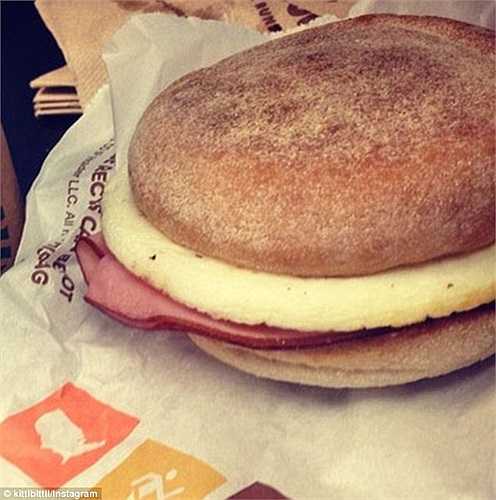 Mặc dù sử dụng một số thủ thuật để món ăn trở nên hấp dẫn hơn nhưng nguyên tắc mà các chuyên gia làm đẹp thực phẩm phải tuân theo là không được phép tác động, biến đổi công thức và thành phần món ăn. 