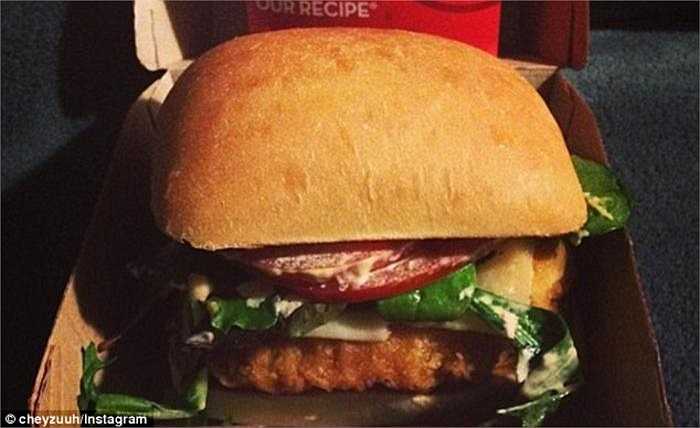 Thêm một mẹo nữa, khi chụp hình chiếc bánh để quảng cáo, mọi nguyên liệu của bánh đều được đẩy ra phía trước bánh, để lúc lên hình, sẽ gây ấn tượng về độ đầy đặn. 