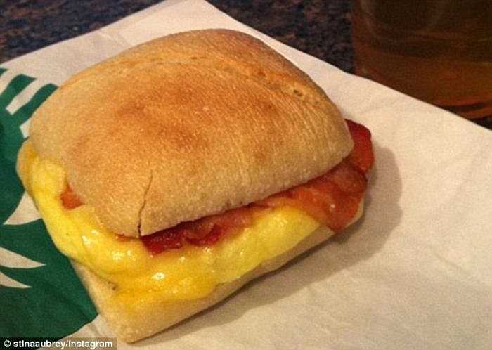 Những mẩu vụn hoặc lá rau diếp chòi ra ngoài bánh cũng được sắp xếp lại ngay ngắn, gọn gàng và hoàn hảo nhờ một chiếc nhíp bé xíu.