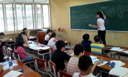 Nhiều học sinh lớp 5 tại Hà Nội phải vất vả ôn luyện tại các trung tâm để thi vào các trường chuyên, lớp chọn