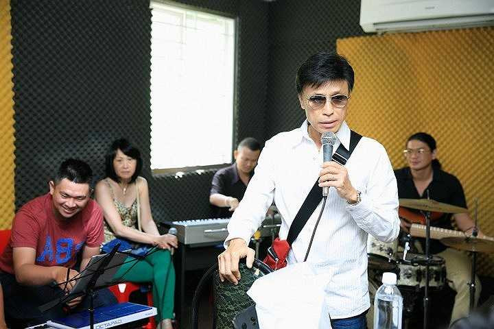 Nhạc tình của Anh Bằng dường như không có tuổi, luôn mang tính chất trẻ trung, đầy lãng mạn. 