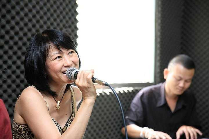 Xuất hiện trong đêm tình ca, Hồng Hạnh sẽ làm khán giả say với kỷ niệm ngày cũ, cũng với lối hát mộc qua tình khúc Trong nỗi nhớ muộn màng (Ngô Thuỵ Miên).