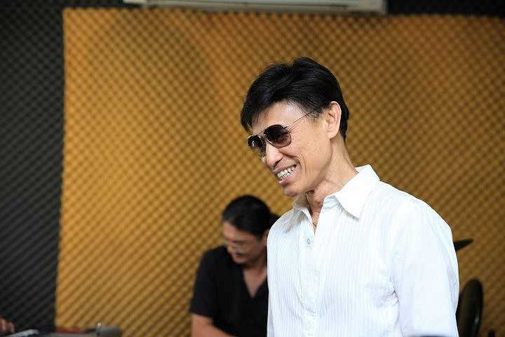 Anh còn nợ em – một ca khúc rất quen của Anh Bằng sẽ càng thân thuộc hơn với lối hát trầm ấm như lời tự sự ngọt ngào của nam ca sỹ Thanh Long Bass